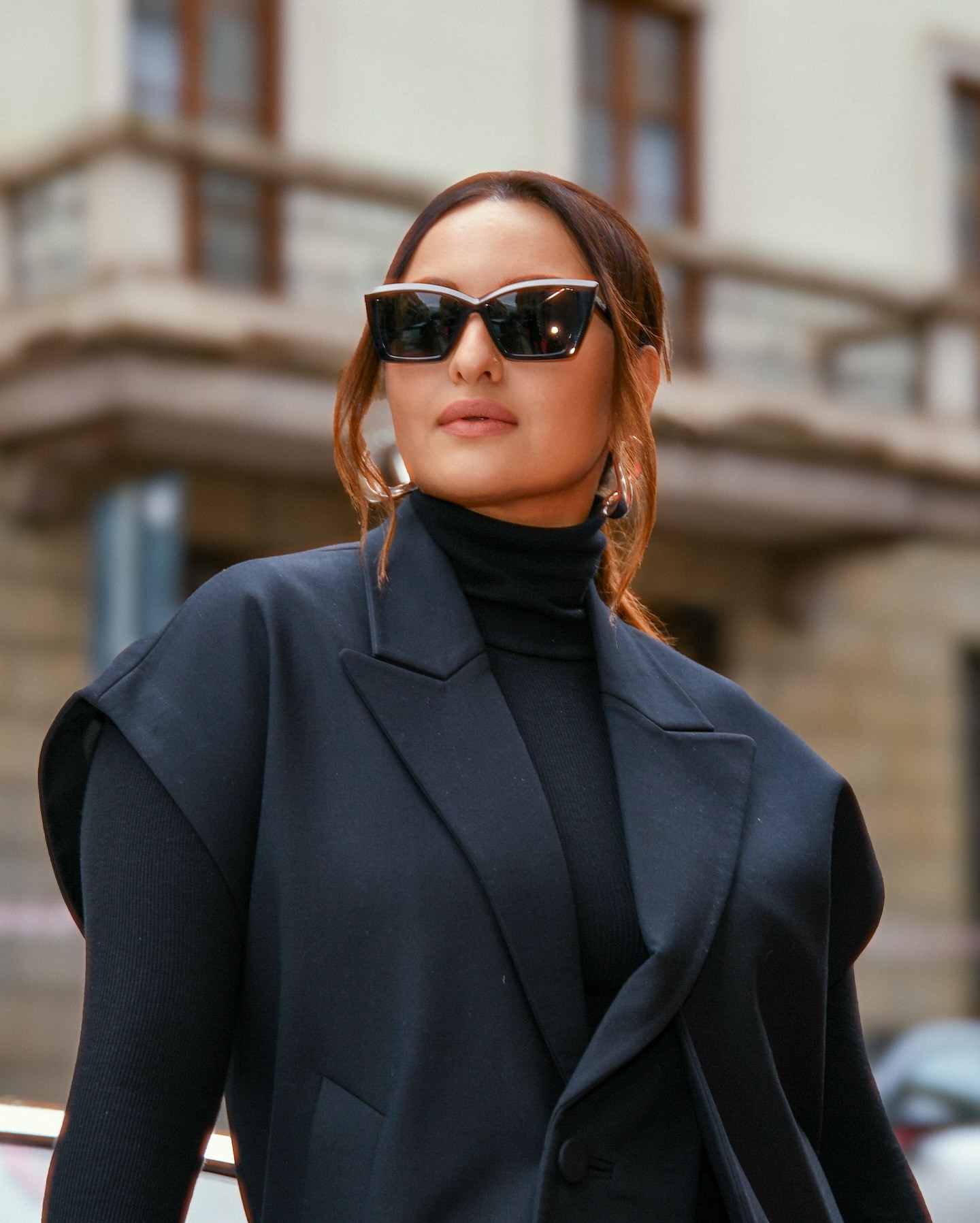 Janhvi Kapoor To Deepika Padukone: Celeb-Inspired Knitwear Looks For A Chic Winter Janhvi Kapoor To Deepika Padukone: Celeb-Inspired Knitwear Looks For A Chic Winter